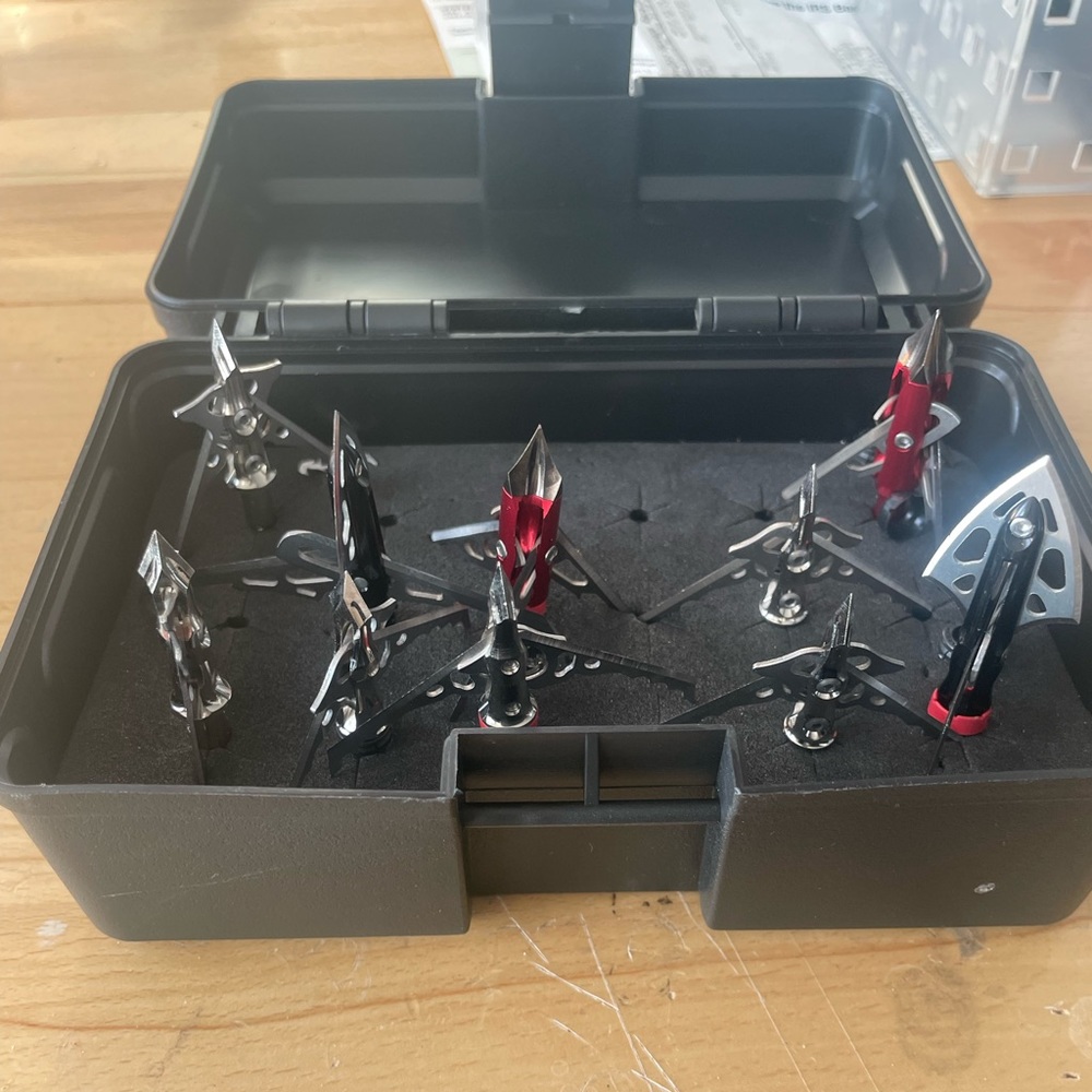 Assortment of rage manical stainless steel broad heads ant some fog Ed tips.